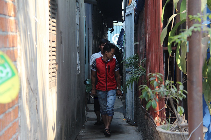 Thi thể nạn nhân được chuyển ra khỏi hiện trường