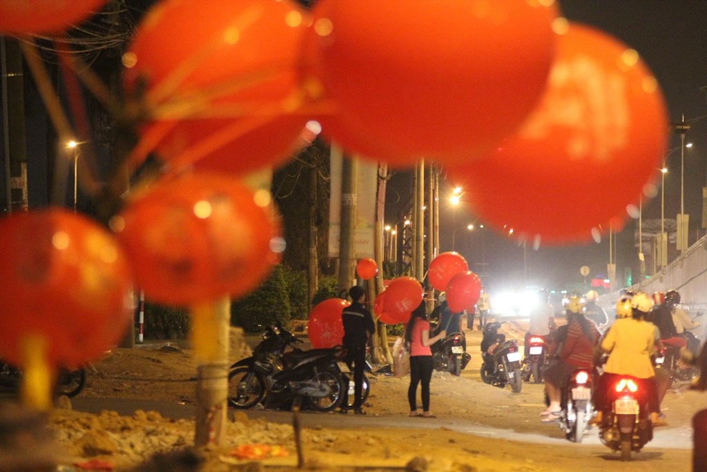 Nhiều người ngồi lên cả những chiếc xe tăng nhằm dễ dàng xem pháo hoa hơn