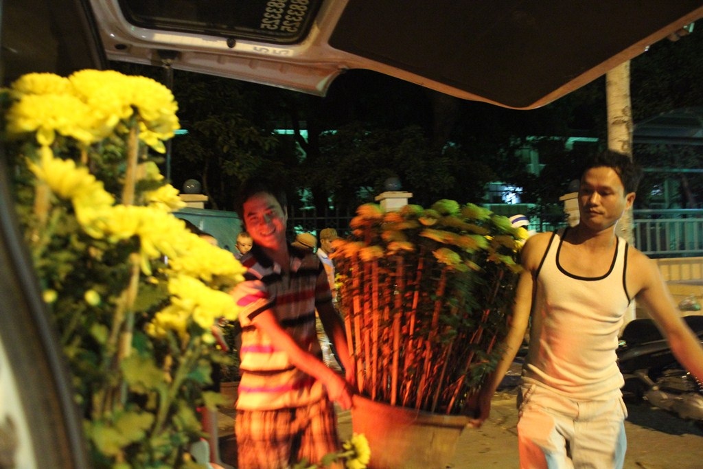 Nhiều người ngồi lên cả những chiếc xe tăng nhằm dễ dàng xem pháo hoa hơn