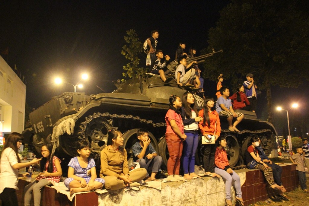 Nhiều người ngồi lên cả những chiếc xe tăng nhằm dễ dàng xem pháo hoa hơn