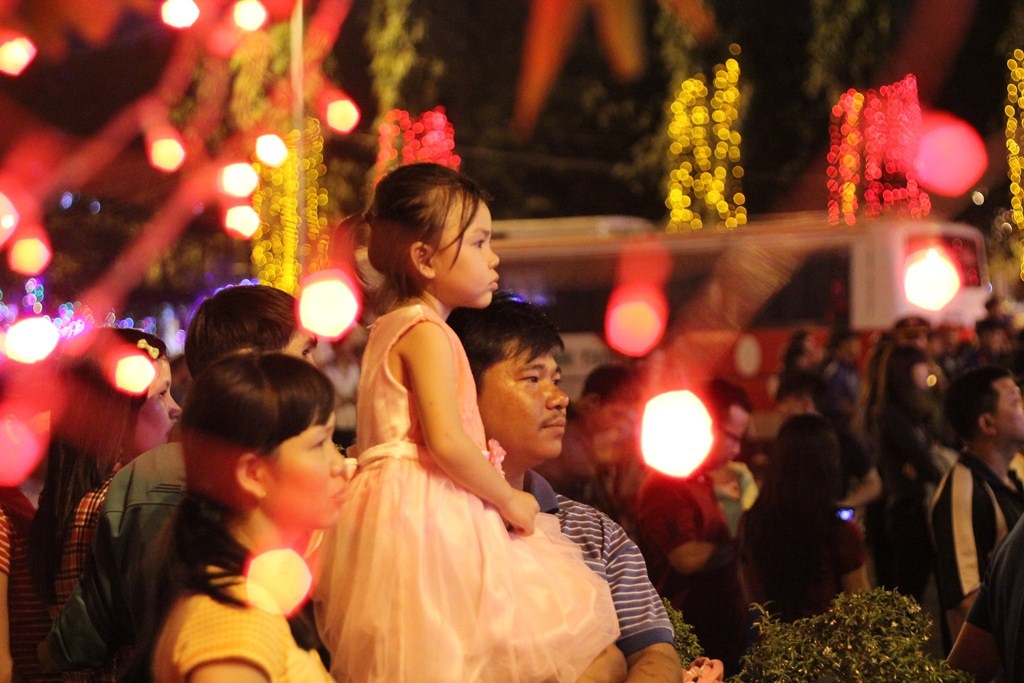 Nhiều người ngồi lên cả những chiếc xe tăng nhằm dễ dàng xem pháo hoa hơn