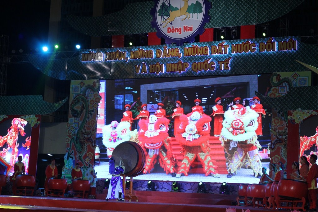 Nhiều người ngồi lên cả những chiếc xe tăng nhằm dễ dàng xem pháo hoa hơn