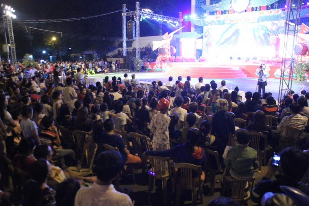 Nhiều người ngồi lên cả những chiếc xe tăng nhằm dễ dàng xem pháo hoa hơn