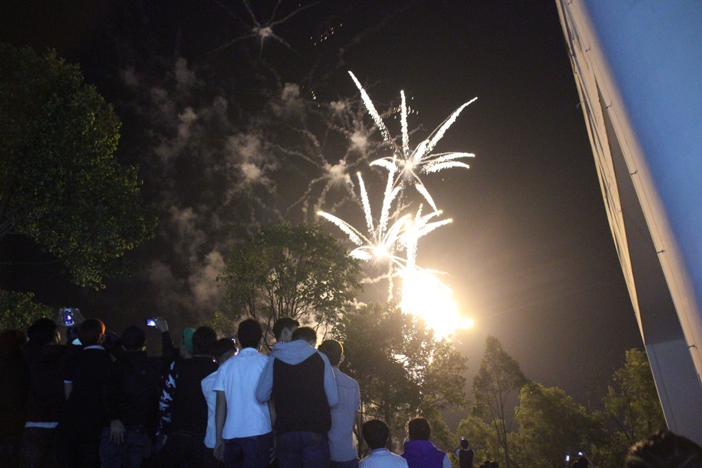 Hình ảnh pháo hoa bừng sáng thời khắc giao thừa (Ảnh Trần Minh)