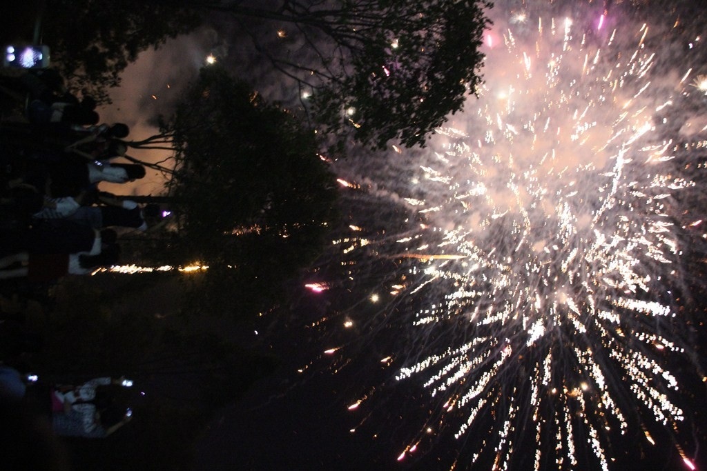 Hình ảnh pháo hoa bừng sáng thời khắc giao thừa (Ảnh Trần Minh)