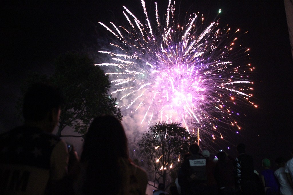 Hình ảnh pháo hoa bừng sáng thời khắc giao thừa (Ảnh Trần Minh)