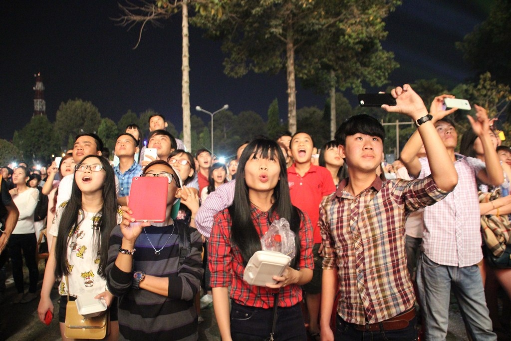 Hình ảnh pháo hoa bừng sáng thời khắc giao thừa (Ảnh Trần Minh)