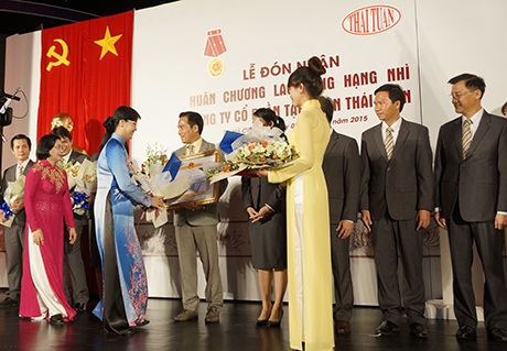 Thái Tuấn đón nhận Huân chương Lao Động hạng 2
