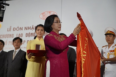Bà Nguyễn Thị Thu Hà - Ủy viên BCH TW Đảng, Phó bí thư Thành ủy trao