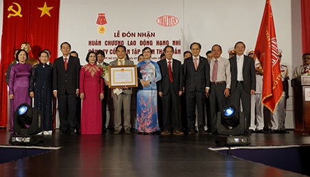 Thái Tuấn đón nhận Huân chương Lao Động hạng 2