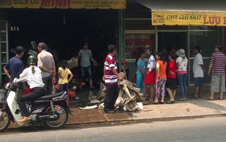 2 vụ cháy xảy ra vào sáng mùng 1 - 2 Một số vật dụng bị lừa làm cháy sém được đưa ra ngoài