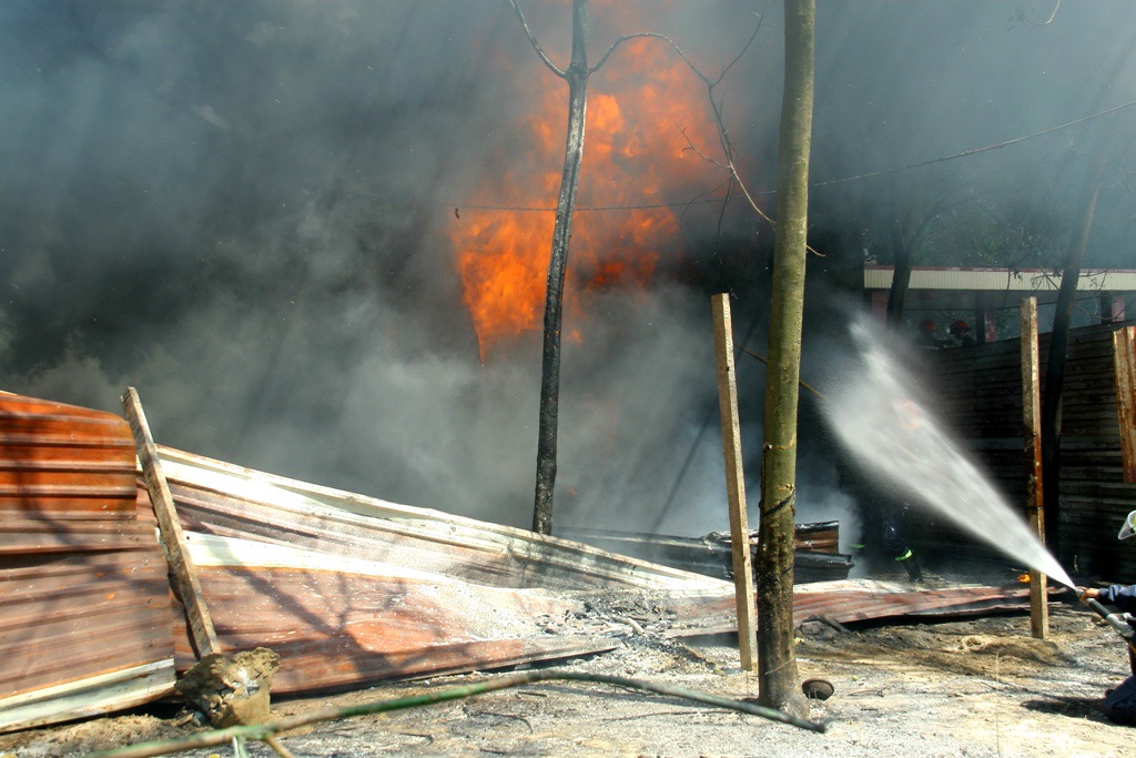 Ngọn lửa bùng cháy dữ dội tại kho phế liệu