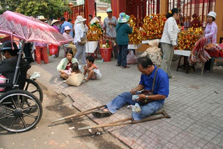 Thu gom người ăn xin, bói toán trước mùa lễ hội - 1 Người ăn xin tại lễ hội Chùa Bà những năm trước