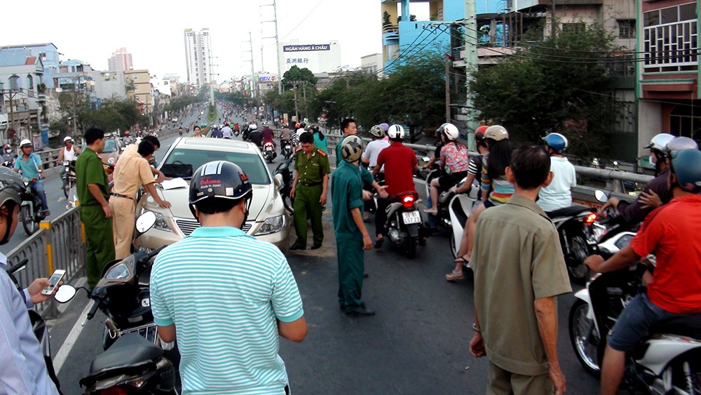 Xe Lexus cán đổ hàng chục mét dải phân cách - 2 Lực lượng chức năng xử lý hiện trường