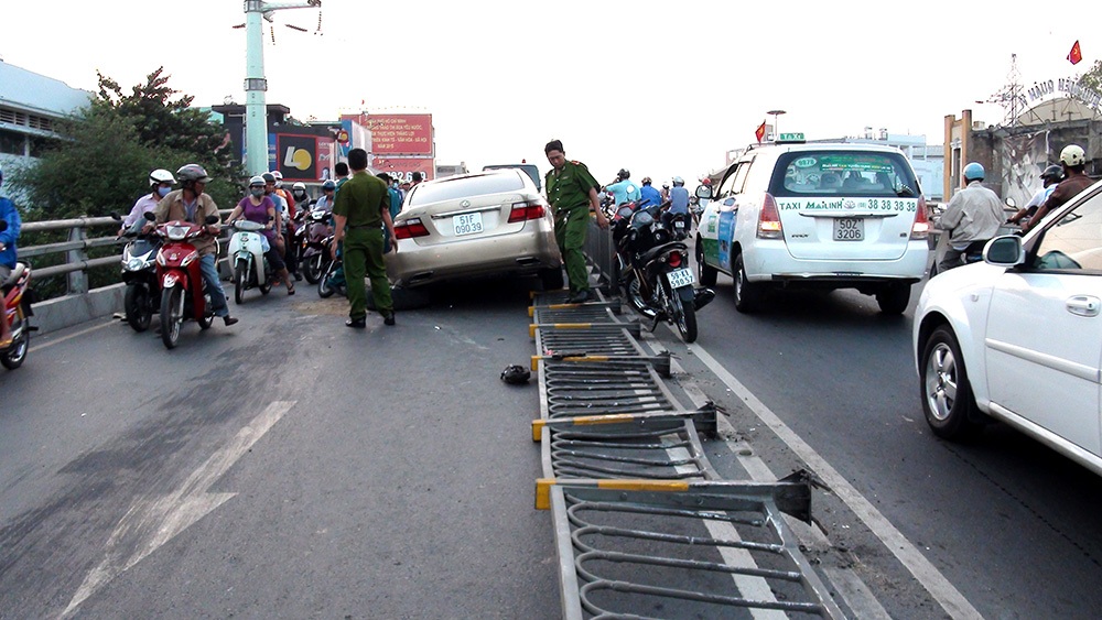Xe Lexus cán đổ hàng chục mét dải phân cách - 1 Hiện trường vụ tai nạn chiều 16/