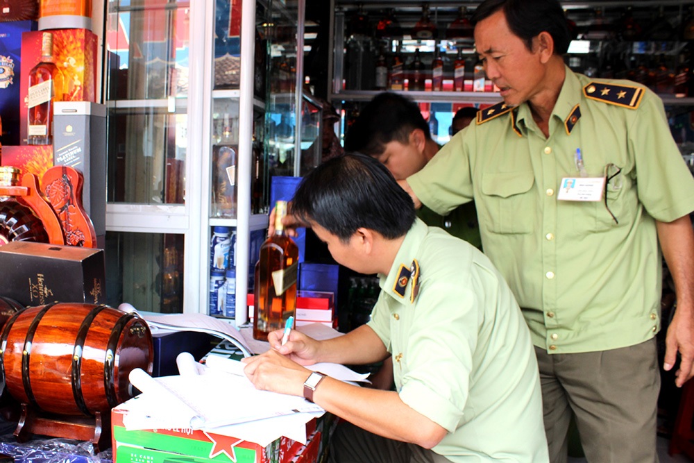 “Điểm mặt” hàng giả mùa Tết - 3 Lực lượng quản lý thị trường tỉnh Bình Dương kiểm tra một điểm bán rượu lậu