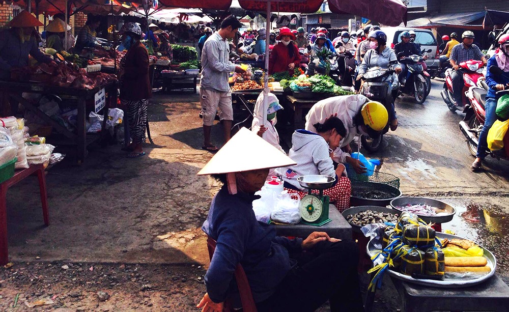 Chợ đồng loạt tăng giá, siêu thị “giảm giá hết ga” - 2 Giá cả ở các chợ đồng loạt tăng từ 10 - 15%