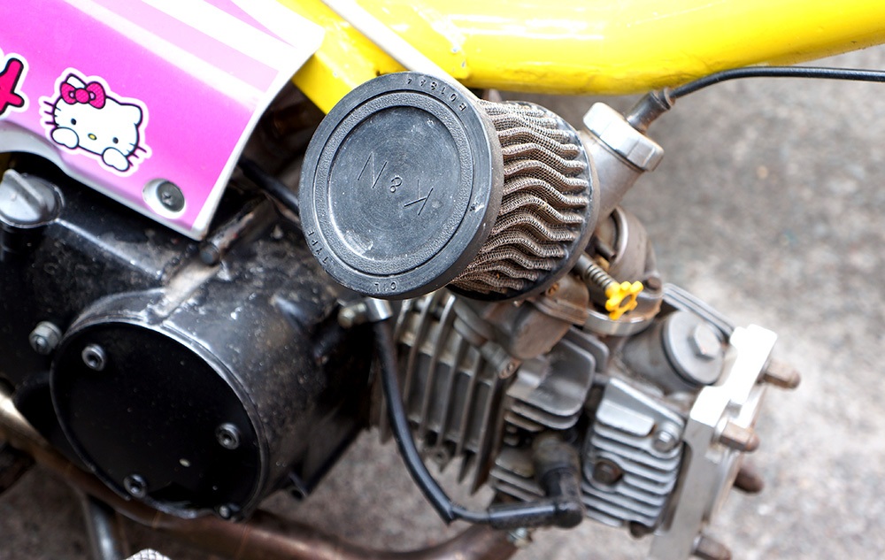 Bộ phận lọc gió được tháo rời, độ lại bằng bộ lộ gió khác lớn hơn