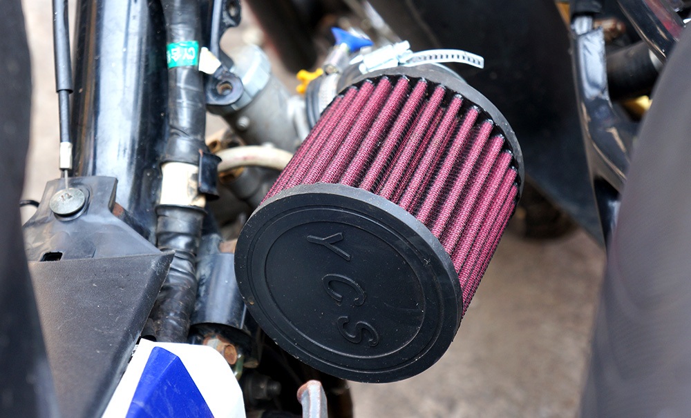 Bộ phận lọc gió được tháo rời, độ lại bằng bộ lộ gió khác lớn hơn