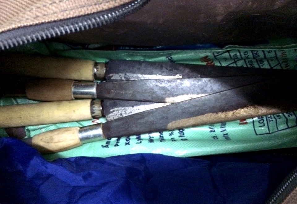 Hành trình truy bắt băng giang hồ thủ súng “phòng thân” - 4 Hung khí thu được tại nơi ở của băng nhóm Hòa tiến