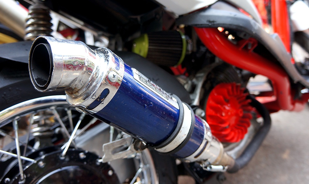 Ống pô xe cũng được thay bằng những chiếc pô khủng