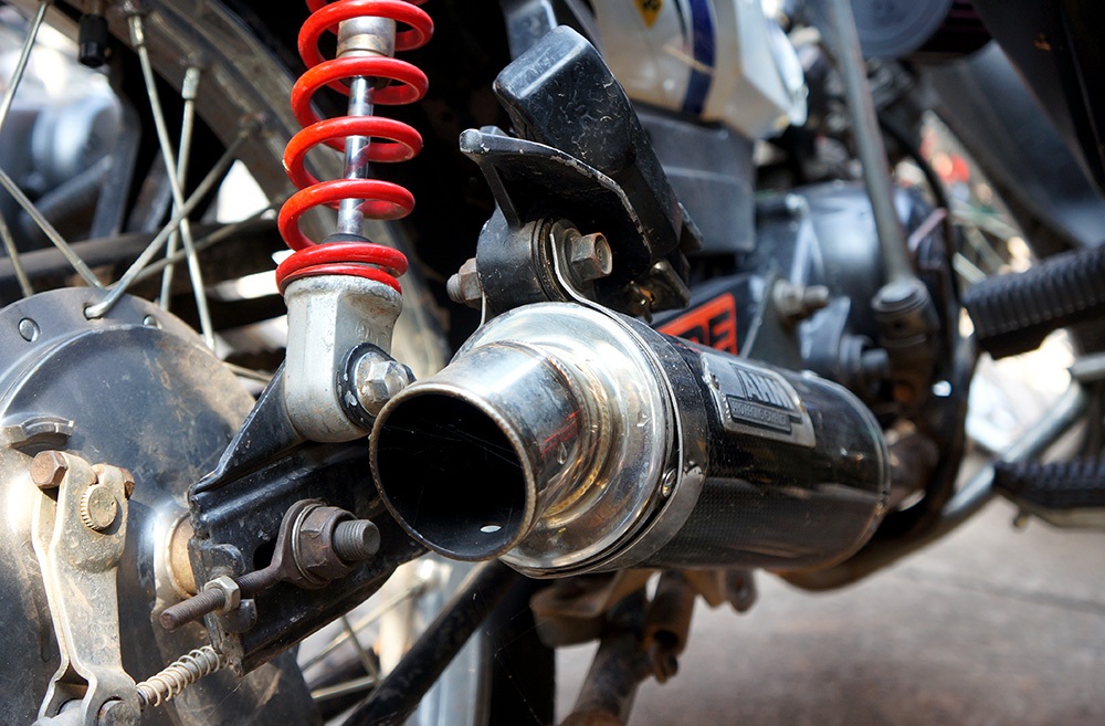 Ống pô xe cũng được thay bằng những chiếc pô khủng