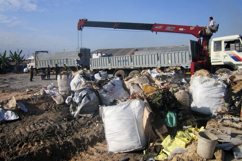 Bắt quả tang 3 tài xế đổ trộm 25 tấn chất thải độc hại - 1 Hiện trường vụ đổ trộm chất thải