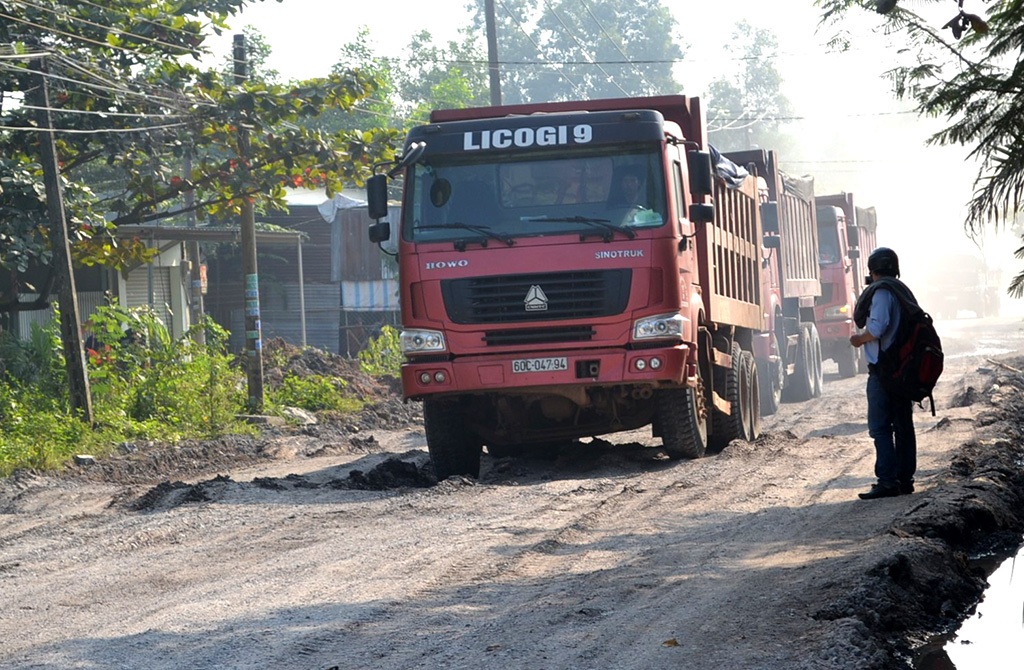 Lập chốt xử phạt xe tải chở đá vi phạm tải trọng - 1 Lập chốt xử phạt xe tải chở đá vi phạm tải trọng