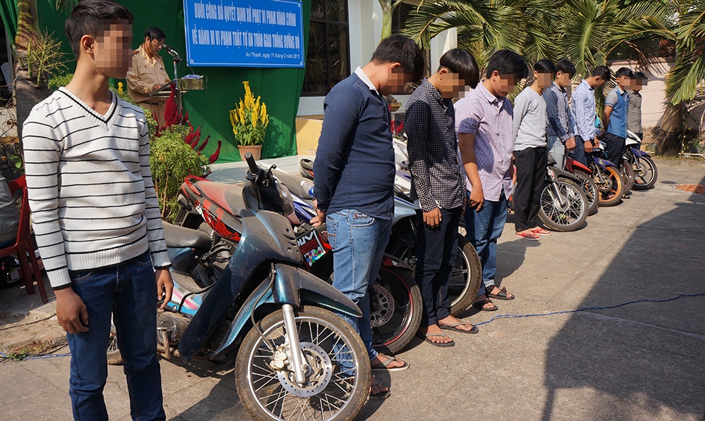 Xử lý nhóm “quái xế” náo loạn đường phố - 1 Nhóm quái xế bị đưa ra xử phạt hành chính công khai