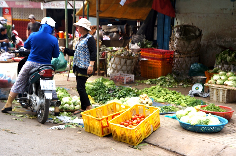 Rau xanh được nhiều người dân lựa chọn vào sáng mùng 2 tết
