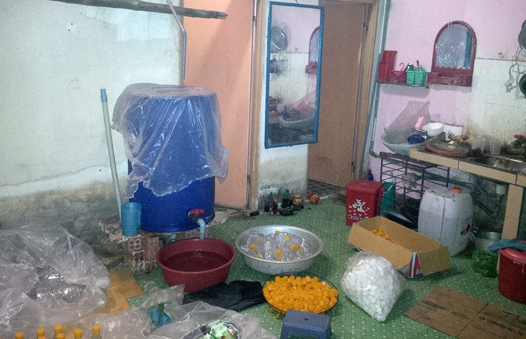 Thêm một cơ sở sản xuất thực phẩm không rõ nguồn gốc bị phanh phui - 1 Các nguyên liệu sản xuất của cơ sở được để tràn lan dưới sàn nhà, ngay cạnh nhà vệ sinh