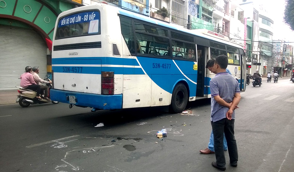 Hiện trường vụ tai giữa xe máy và xe buýt khiến một phụ nữ bị
cán dập nát một chân