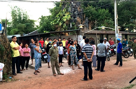 Đi chơi Tết về, con trai phát hiện cha treo cổ chết nhiều ngày trước - 1 Lực lượng chức năng và người dân hiếu kì dõi theo vụ việc