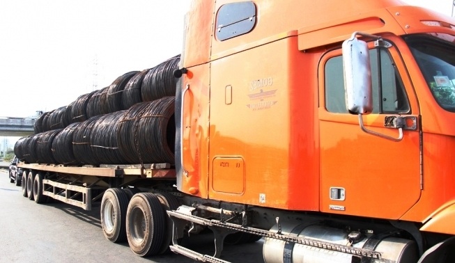 Chiếc xe đầu kéo biển đỏ chở hơn 56 tấn thép bị lực lượng KSQS tạm giữ để xác minh