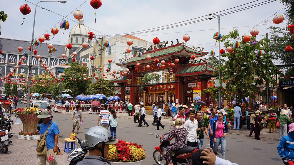 Hàng ngàn người đổ về lễ hội Chùa Bà Bình Dương - 3 Tại chánh điện, rất đông người dân đến lễ viếng