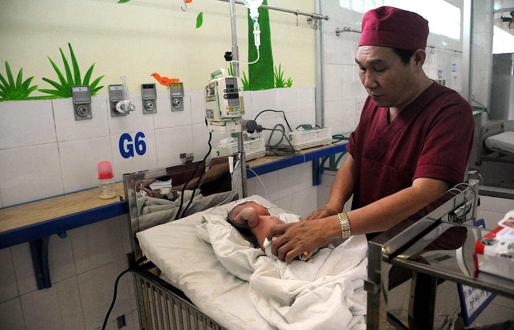 Bé 10 ngày tuổi phải cắt bỏ 2m ruột non vì hoại tử - 1 Bé Q. đang được các bác sĩ chăm sóc sau ca phẫu thuật