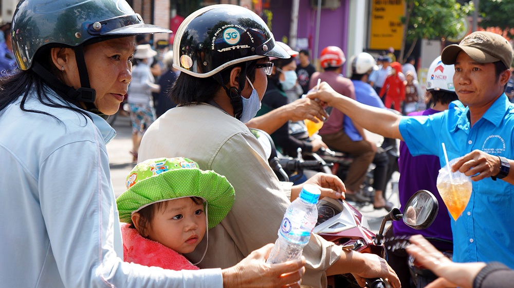 Những câu chuyện làm “ấm lòng” khách hành hương tại chùa Bà - 4 Trung Kiên - Xuân Hinh