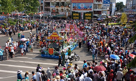 Những đoàn người với cờ hoa, nhạc lễ tập trung về trước chùa Bà
