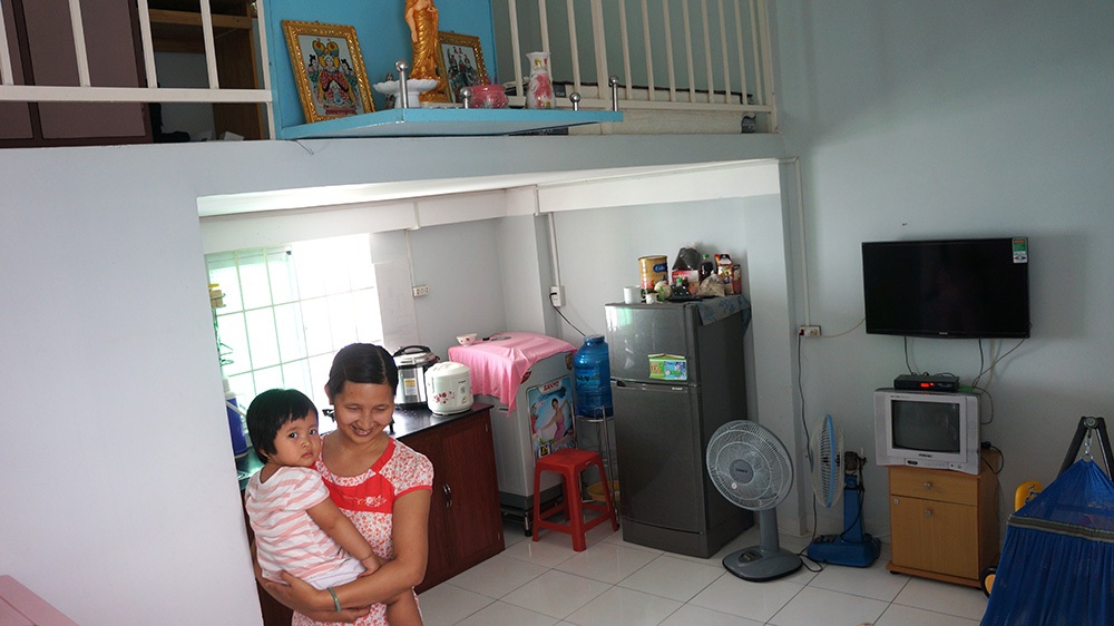 Công nhân hân hoan dồn tiền mua nhà giá rẻ - 2 Người lao động có thu nhập thấp đã có thể tự tin mua nhà