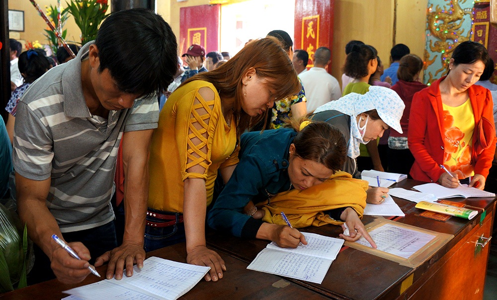 Hàng ngàn người đổ về lễ hội Chùa Bà Bình Dương - 9 Viết vào sổ giải hạn để mong mọi biến cố trôi qua