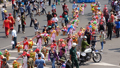 Những đoàn người với cờ hoa, nhạc lễ tập trung về trước chùa Bà