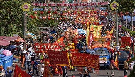 Những đoàn người với cờ hoa, nhạc lễ tập trung về trước chùa Bà