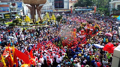 15h30, Lễ rước kiệu Bà bắt đầu diễn ra trong nghi lễ trang trọng