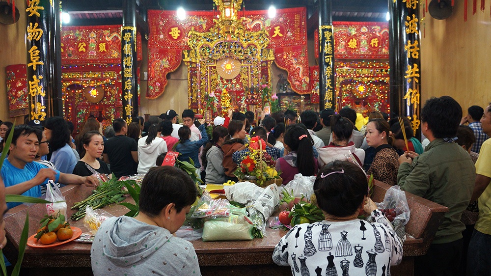 Hàng ngàn người đổ về lễ hội Chùa Bà Bình Dương - 11 Chánh điện Chùa Bà luôn đông đúc người dân đến lễ viếng