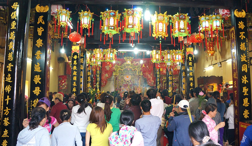 Hàng ngàn người đổ về lễ hội Chùa Bà Bình Dương - 2 Tại chánh điện, rất đông người dân đến lễ viếng