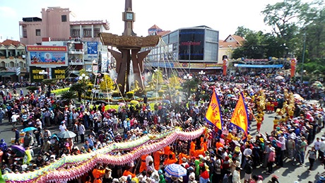 Hàng vạn người đổ về dự Lễ rước kiệu Bà