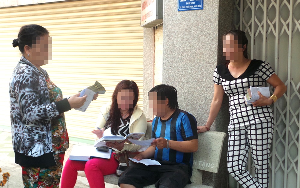 Cả gan giao dịch tiền tỷ ngay tại chợ đầu mối - 1 Một nhóm bạn hàng giao dịch trên vỉa hè tại chợ đầu mối thực phẩm Hóc Môn
