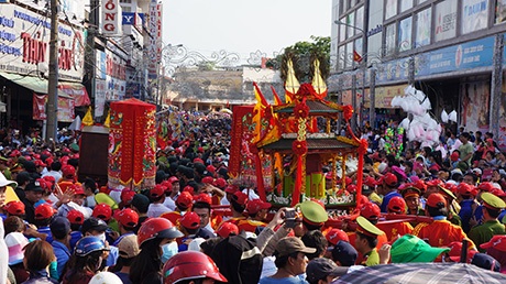 15h30, Lễ rước kiệu Bà bắt đầu diễn ra trong nghi lễ trang trọng