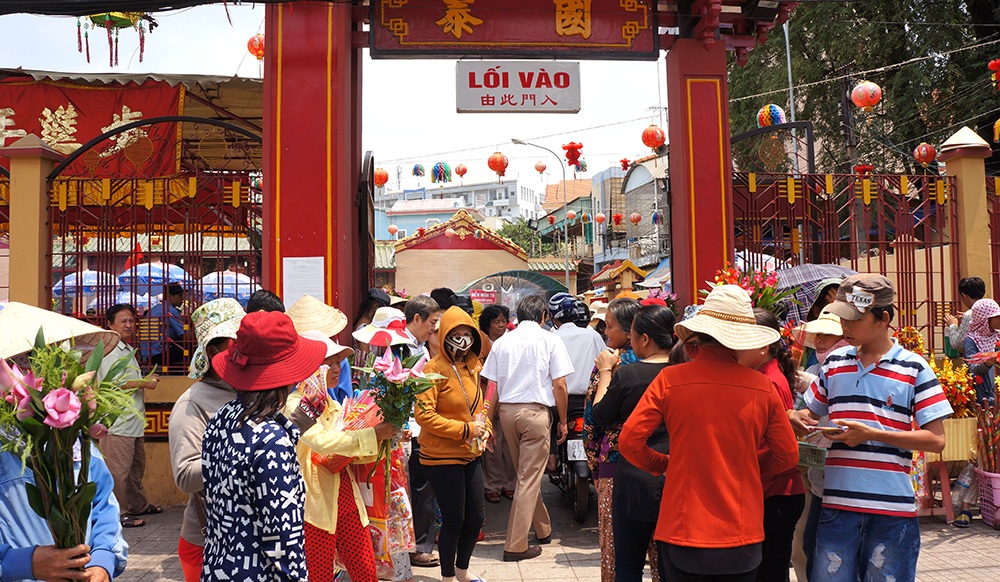 Hàng ngàn người đổ về lễ hội Chùa Bà Bình Dương - 1 Khách đến hành hương vào chiều 14 tháng Giêng sẽ vào Chùa Bà theo cổng phụ hai bên