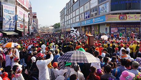 15h30, Lễ rước kiệu Bà bắt đầu diễn ra trong nghi lễ trang trọng